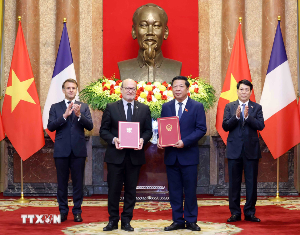 Bộ trưởng Bộ Xây dựng Trần Hồng Minh và Tổng Giám đốc Cơ quan Phát triển Pháp (AFD) Rémy Rioux trao đổi Ý định thư giữa Bộ Xây dựng Việt Nam và Bộ Giao thông Pháp về thúc đẩy hợp tác trong lĩnh vực giao thông vận tải. (Ảnh: Lâm Khánh/TTXVN)