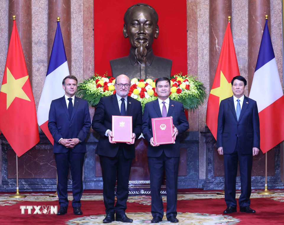 Thứ trưởng Bộ Tài chính Bùi Văn Khắng và Tổng Giám đốc Cơ quan Phát triển Pháp (AFD) Rémy Rioux trao đổi Thỏa thuận vay giữa AFD và Bộ Tài chính cho Dự án Chống hạn, xói lở, ngập lụt thích ứng biến đổi khí hậu tỉnh Ninh Thuận. (Ảnh: Lâm Khánh/TTXVN)