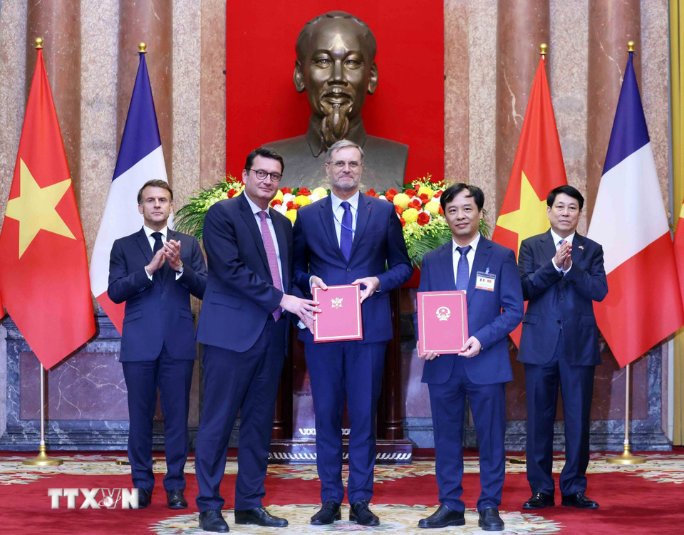 Giáo sư, Viện sỹ Lê Trường Giang, Phó Viện trưởng Viện Hàn lâm Khoa học và Công nghệ Việt Nam và Đại sứ Pháp tại Việt Nam Olivier Brochet (Thay mặt Trung tâm Nghiên cứu Vũ trụ quốc gia Pháp - CNES) và Phó Chủ tịch cấp cao, Tổng giám đốc Hệ thống Vệ tinh Công Stéphane Vesval trao đổi Biên bản thống nhất hợp tác chung giữa Viện Hàn lâm Khoa học và Công nghệ Việt Nam với Airbus Defense and Space (Airbus) và Trung tâm Nghiên cứu Vũ trụ quốc gia Pháp (CNES) liên quan đến triển khai vệ tinh quan sát trái đất. (Ảnh: An Đăng/TTXVN)