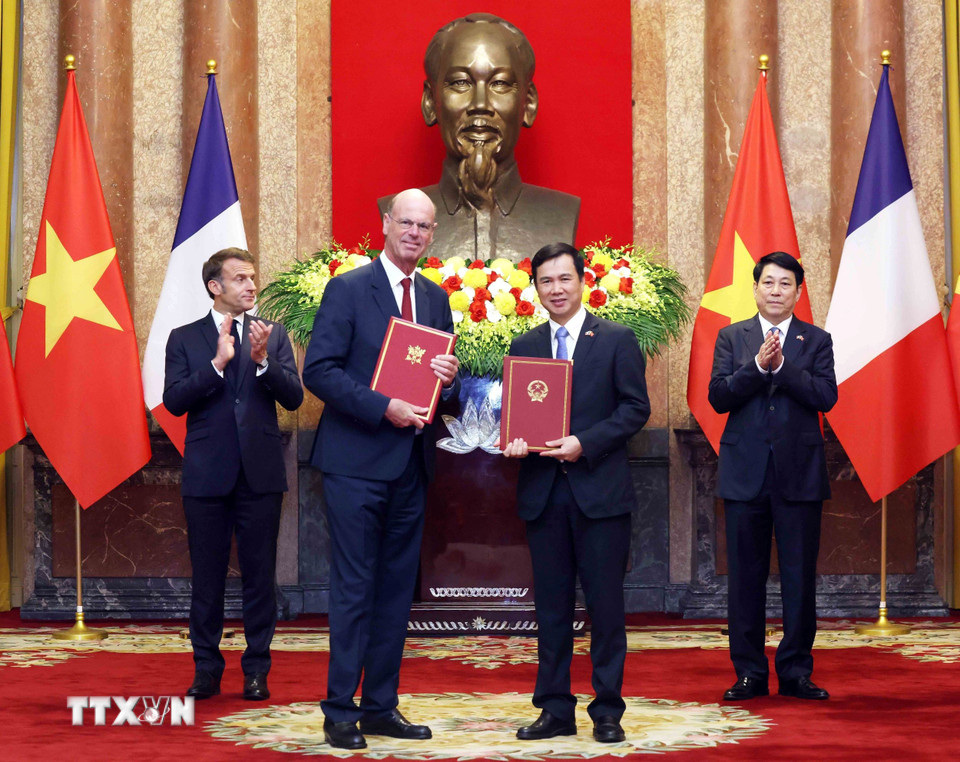 Thứ trưởng Bộ Khoa học và Công nghệ Bùi Thế Duy và Bộ trưởng Kinh tế, Tài chính, Chủ quyền công nghiệp và số hóa Pháp Eric Lombard trao đổi Ý định thư giữa hai Bộ về hợp tác trong lĩnh vực sử dụng năng lượng hạt nhân vì mục đích hòa bình. (Ảnh: Lâm Khánh/TTXVN)