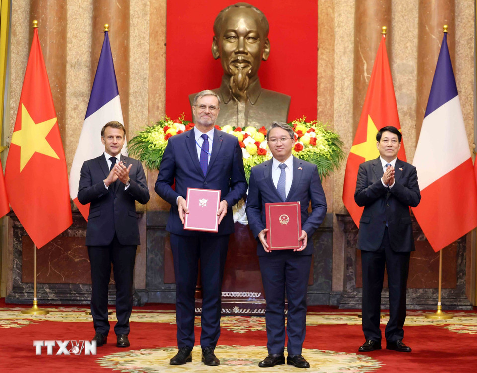 Bộ trưởng Bộ Tư pháp Nguyễn Hải Ninh và Đại sứ Pháp tại Việt Nam Olivier Brochet trao đổi Kế hoạch hợp tác năm 2025 - 2026 giữa Bộ Tư pháp Việt Nam và Đại sứ quán Pháp tại Việt Nam. (Ảnh: Lâm Khánh/TTXVN)