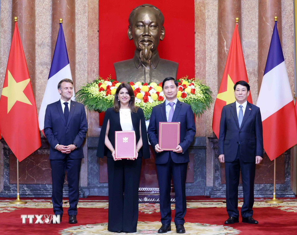 Tổng Giám đốc Công ty cổ phần Vaccine Việt Nam (VNVC) Ngô Chí Dũng và Chủ tịch Sanofi Đông Nam Á - Ấn Độ Zainab Sadat Qayyum trao đổi Thỏa thuận đối tác về chuyển giao công nghệ sản xuất vaccine tại Việt Nam giữa Sanofi Pasteur và Công ty cổ phần Vaccine Việt Nam (VNVC). (Ảnh: Lâm Khánh/TTXVN)