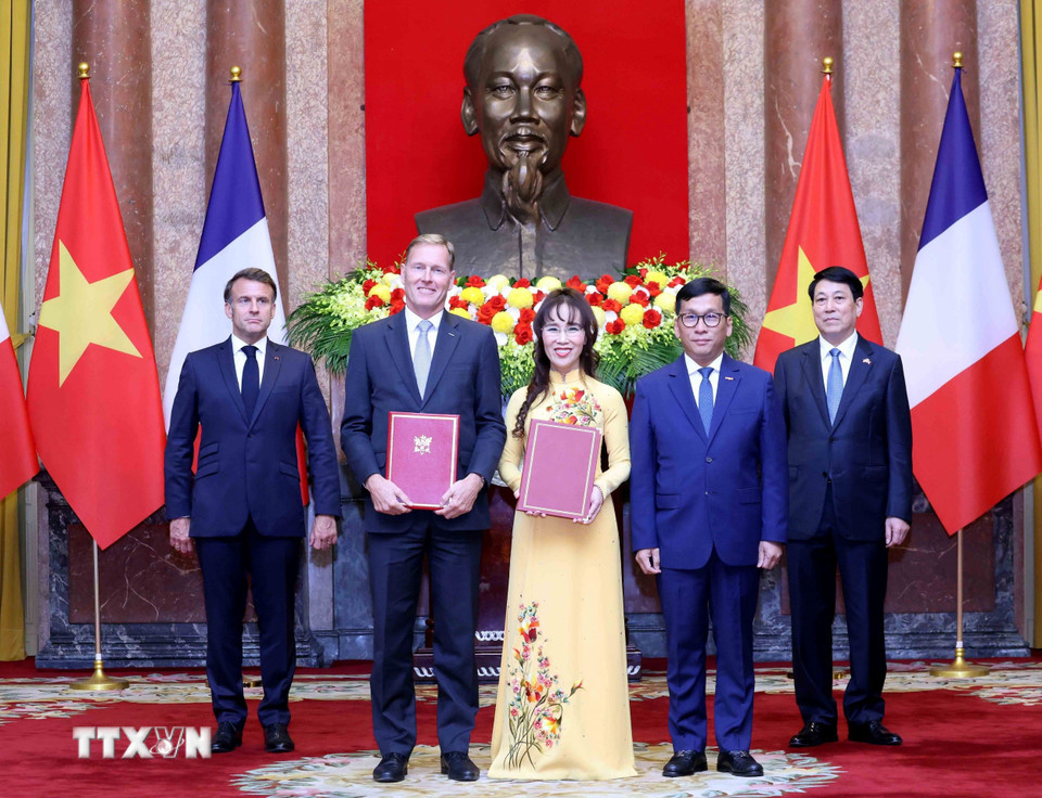 Chủ tịch Hội đồng quản trị VietJet Air Nguyễn Thị Phương Thảo và Chủ tịch Airbus toàn cầu Wouter Van Wersch trao đổi Hợp đồng mua bán 20 tàu bay thân rộng A330-900 giữa Vietjet và Airbus. (Ảnh: Lâm Khánh/TTXVN)