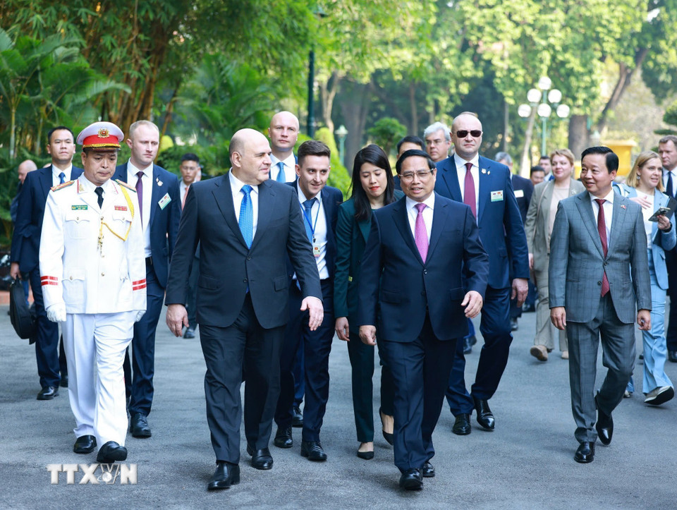 Thủ tướng Phạm Minh Chính và Thủ tướng Liên bang Nga Mikhail Vladimirovich Mishustin di chuyển từ Phủ Chủ tịch sang Trụ sở Chính phủ để tiến hành hội đàm. (Ảnh: Dương Giang/TTXVN)