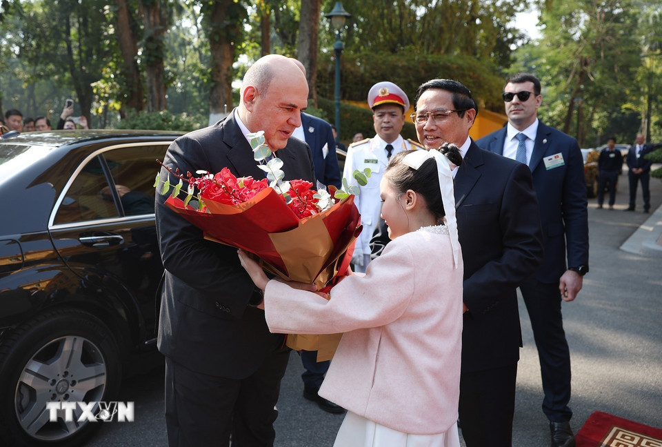 Thiếu nhi Thủ đô Hà Nội tặng hoa chào mừng Thủ tướng Liên bang Nga Mikhail Mishustin thăm chính thức Việt Nam. (Ảnh: Dương Giang/TTXVN)