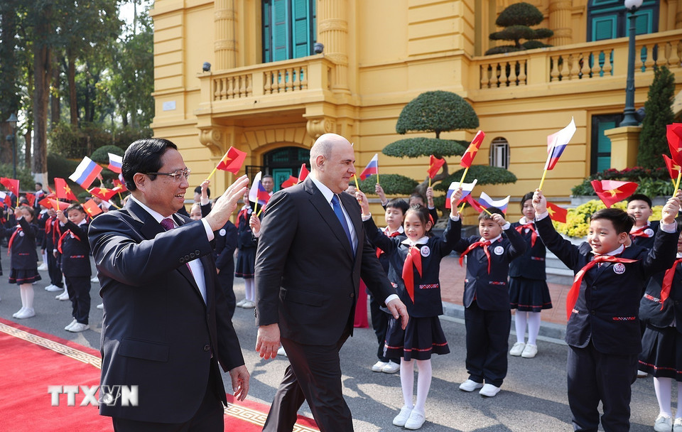 Thủ tướng Phạm Minh Chính và Thủ tướng Liên bang Nga Mikhail Vladimirovich Mishustin với thiếu nhi Thủ đô Hà Nội. (Ảnh: Dương Giang/TTXVN)