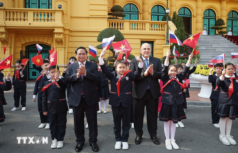 Thủ tướng Phạm Minh Chính và Thủ tướng Liên bang Nga Mikhail Vladimirovich Mishustin với thiếu nhi Thủ đô Hà Nội. (Ảnh: Dương Giang/TTXVN)