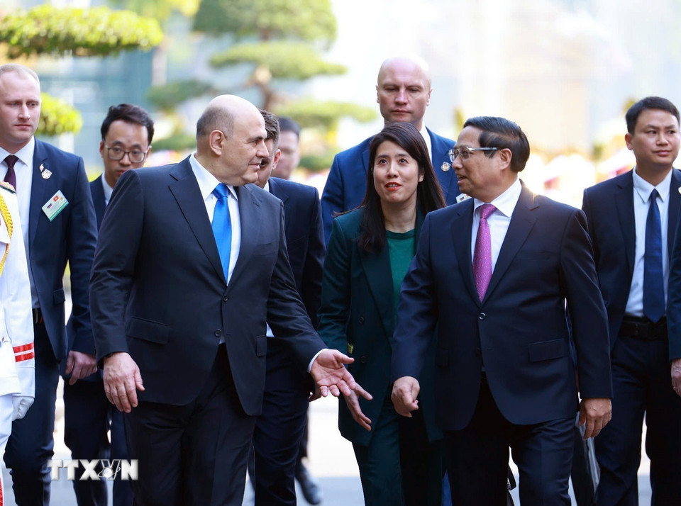 Thủ tướng Phạm Minh Chính và Thủ tướng Liên bang Nga Mikhail Vladimirovich Mishustin trao đổi thân mật. (Ảnh: Dương Giang/TTXVN)