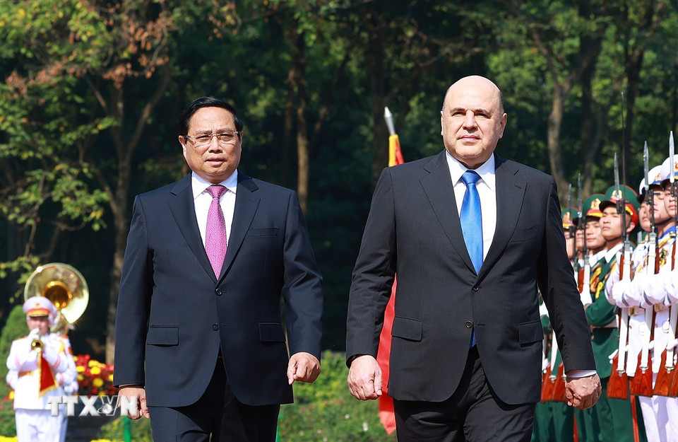 Thủ tướng Phạm Minh Chính và Thủ tướng Liên bang Nga Mikhail Vladimirovich Mishustin duyệt Đội danh dự Quân đội Nhân dân Việt Nam. (Ảnh: Dương Giang/TTXVN)