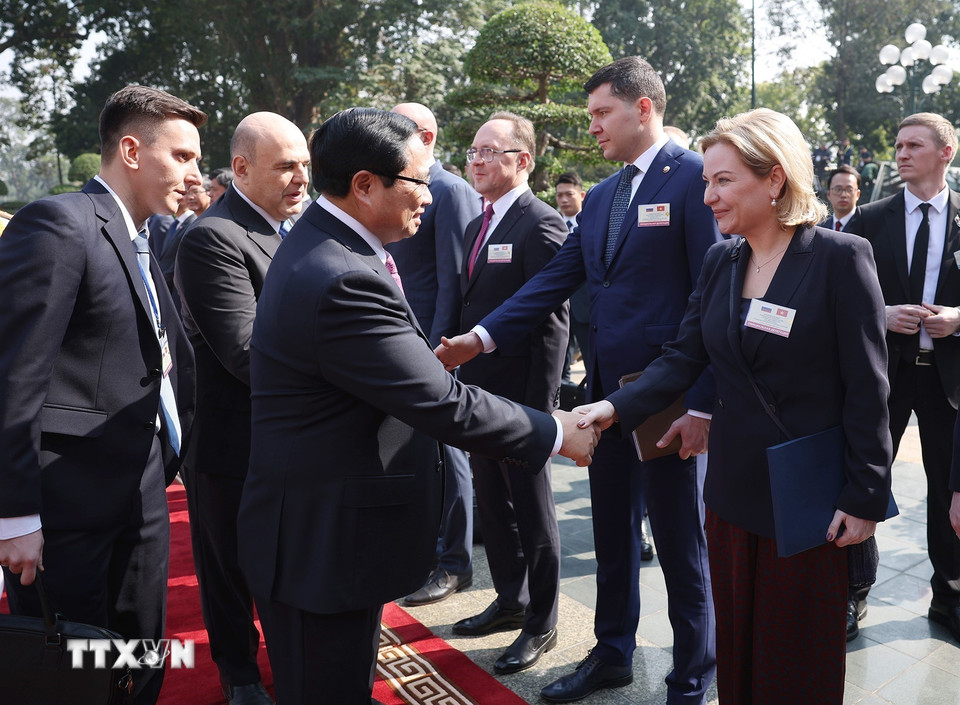 Thủ tướng Liên bang Nga Mikhail Vladimirovich Mishustin giới thiệu với Thủ tướng Phạm Minh Chính thành viên đoàn Nga. (Ảnh: Dương Giang/TTXVN)