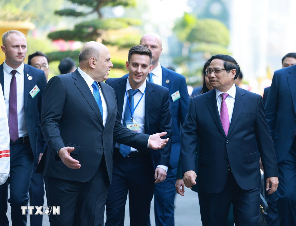 Thủ tướng Phạm Minh Chính và Thủ tướng Liên bang Nga Mikhail Vladimirovich Mishustin trao đổi thân mật. (Ảnh: Dương Giang/TTXVN)