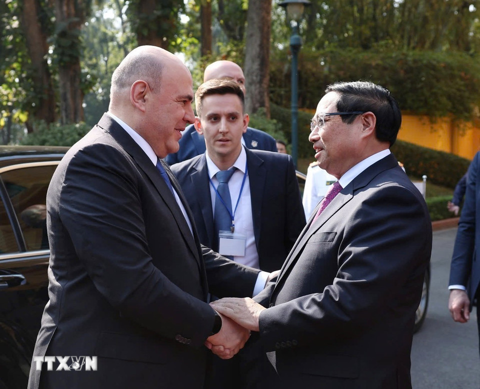 Thủ tướng Phạm Minh Chính đón Thủ tướng Liên bang Nga Mikhail Vladimirovich Mishustin. (Ảnh: Dương Giang/TTXVN)