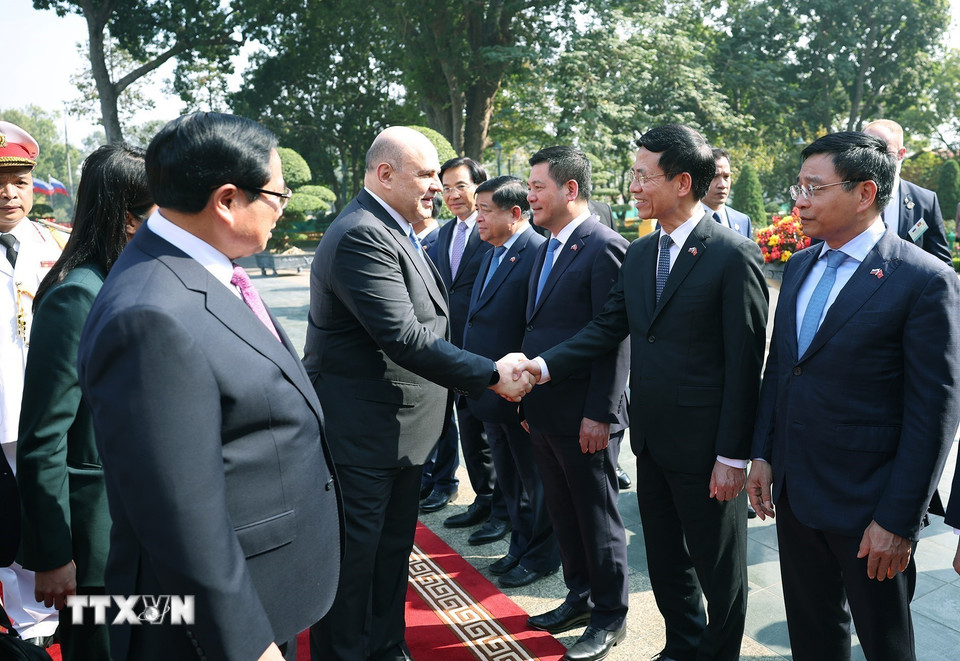 Thủ tướng Phạm Minh Chính giới thiệu với Thủ tướng Liên bang Nga Mikhail Vladimirovich Mishustin thành viên đoàn Việt Nam. (Ảnh: Dương Giang/TTXVN)