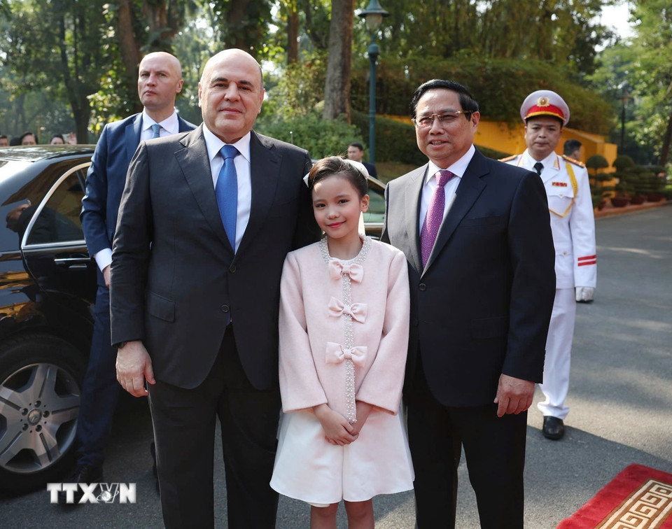 Thủ tướng Phạm Minh Chính đón Thủ tướng Liên bang Nga Mikhail Vladimirovich Mishustin. (Ảnh: Dương Giang/TTXVN)