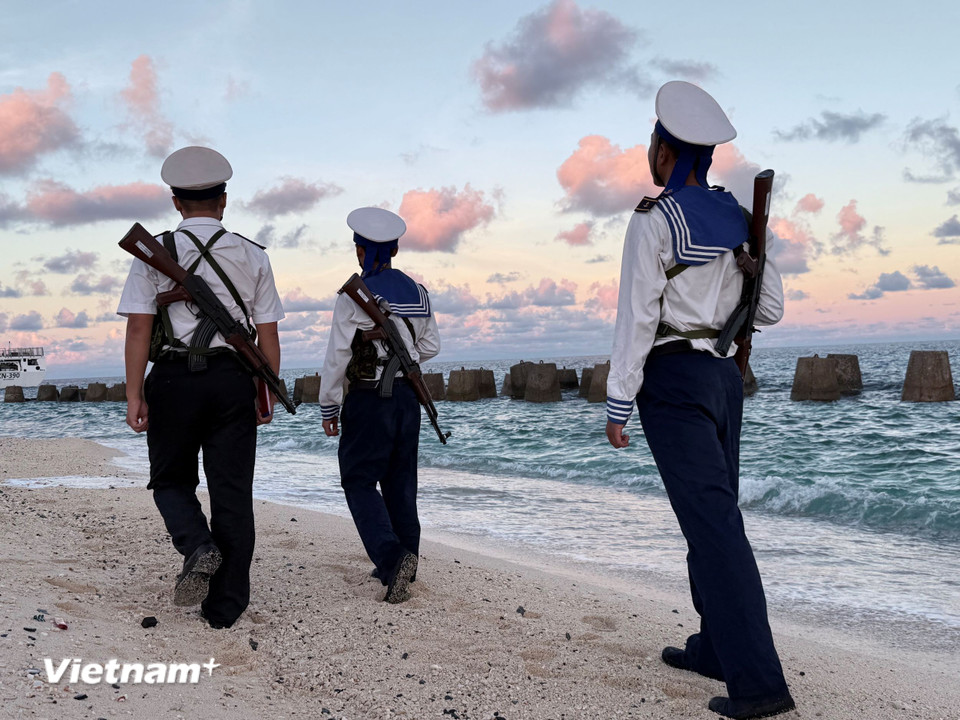 Công tác tuần tra, canh gác luôn đảm bảo quân số trực 24/24 giờ, nhằm kịp thời phát hiện những mục tiêu có dấu hiệu xâm phạm vùng biển, vùng trời của Việt Nam. (Ảnh: Huy Khánh/Vietnam+)