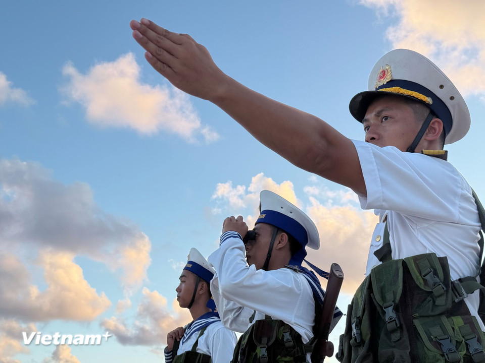 Lặng lẽ nhưng kiên cường, các chiến sỹ ngày đêm âm thầm giữ gìn biển trời thiêng liêng qua từng ca trực giữa trùng khơi. (Ảnh: Huy Khánh/Vietnam+)