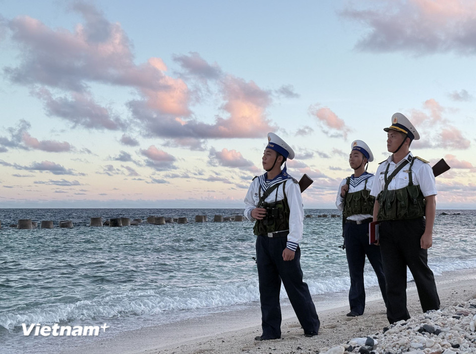 Những người lính Hải quân đang thực hiện nhiệm vụ tại quần đảo Trường Sa luôn chắc tay súng, bảo vệ vững chắc chủ quyền biển, đảo thiêng liêng của Tổ quốc. (Ảnh: Huy Khánh/Vietnam+)