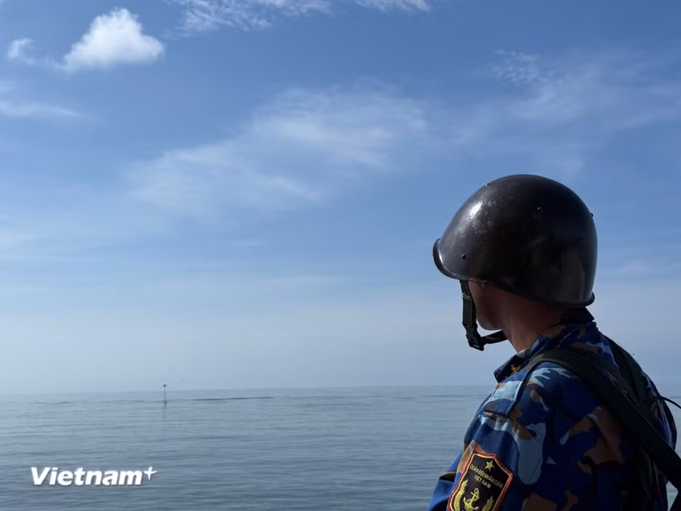 Chiến sỹ trực chiến tại đảo Cô Lin. (Ảnh: Huy Khánh/Vietnam+)