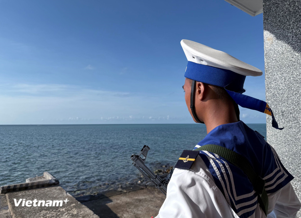 Chiến sỹ Hải quân vững tay súng, trực chiến tại đảo Đá Thị. (Ảnh: Huy Khánh/Vietnam+)