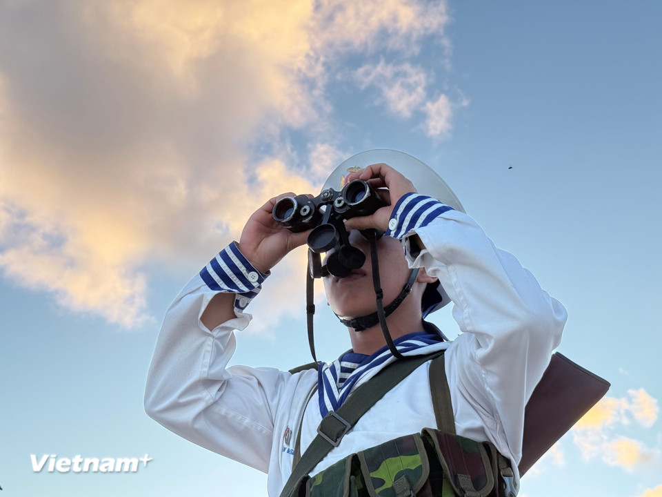 Cán bộ, chiến sỹ Trường Sa tuần tra, canh gác, bảo vệ chủ quyền biển đảo thiêng liêng. (Ảnh: Huy Khánh/Vietnam+)