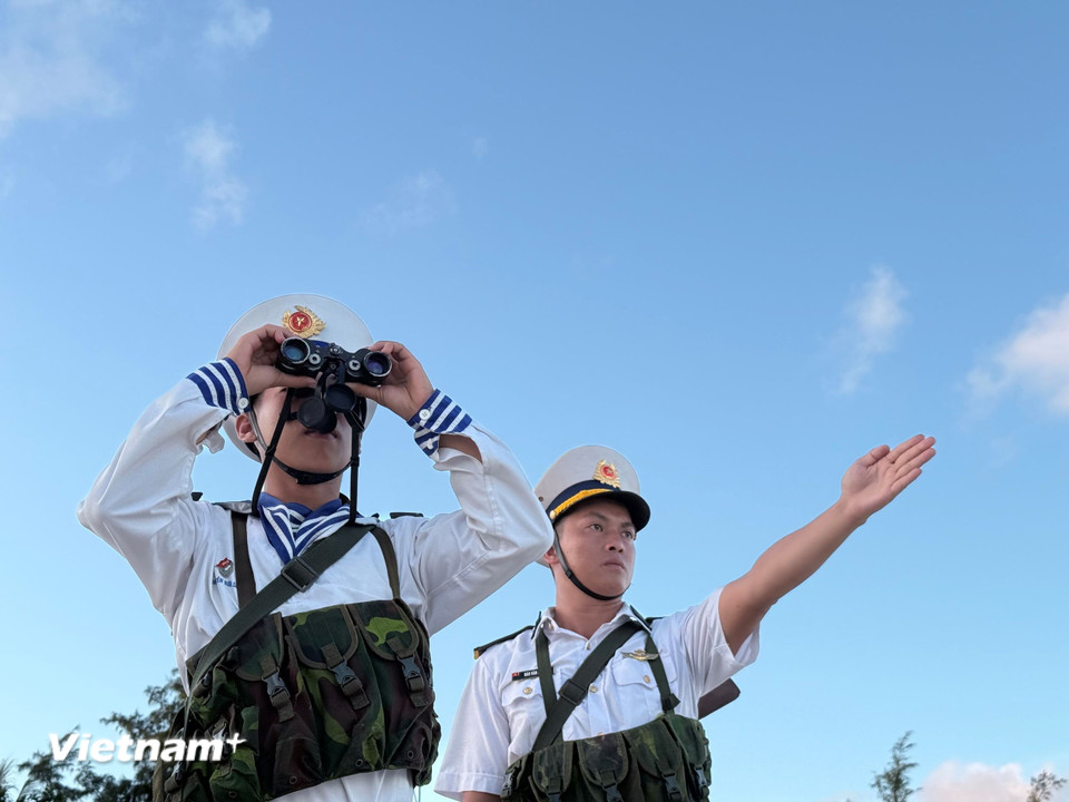 Ở nơi muôn trùng sóng gió, những người lính trẻ đang ngày đêm kề bên nhau canh giữ biển trời, góp thanh xuân để giữ gìn vững chắc thành đồng Tổ quốc. (Ảnh: Huy Khánh/Vietnam+)