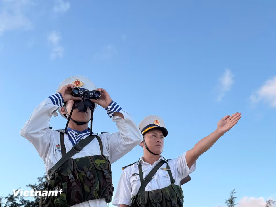 Ở nơi muôn trùng sóng gió, những người lính trẻ đang ngày đêm kề bên nhau canh giữ biển trời, góp thanh xuân để giữ gìn vững chắc thành đồng Tổ quốc. (Ảnh: Huy Khánh/Vietnam+)