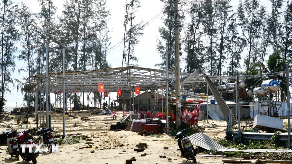 Gió lốc quần thảo hơn 4 tiếng, một nhà hàng dưới chân cầu Đề Gi giờ chỉ còn trơ bộ khung. (Ảnh: Sỹ Thắng/TTXVN)