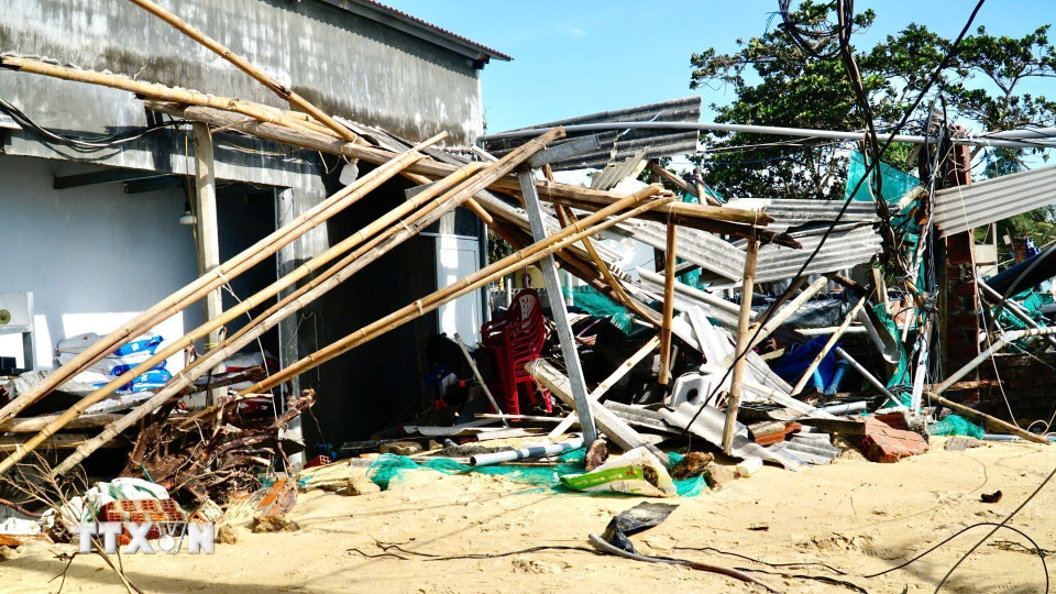 Căn nhà của một người dân ở làng chài Đề Gi bị sập một phần. (Ảnh: Sỹ Thắng/TTXVN)