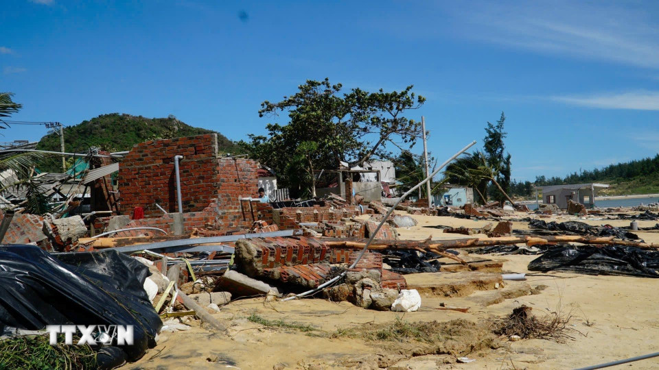 Nhiều ngôi nhà ở làng chài dưới chân cầu Đề Gi bị sập hoàn toàn. (Ảnh: Sỹ Thắng/TTXVN)