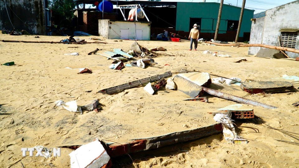Ngôi nhà của bà Phan Thị Nhường (45 tuổi) bị gió đánh sập hoàn toàn và vùi lấp dưới lớp cát. (Ảnh: Sỹ Thắng/TTXVN)