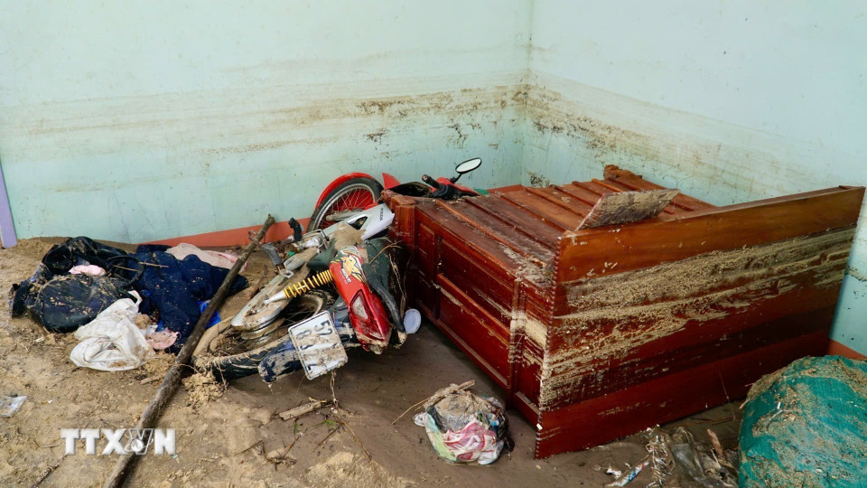 Bão đã khiến bùn, cát tràn vào nhà, vùi lấp tài sản của người dân ở làng chài dưới chân cầu Đề Gi. (Ảnh: Sỹ Thắng/TTXVN)