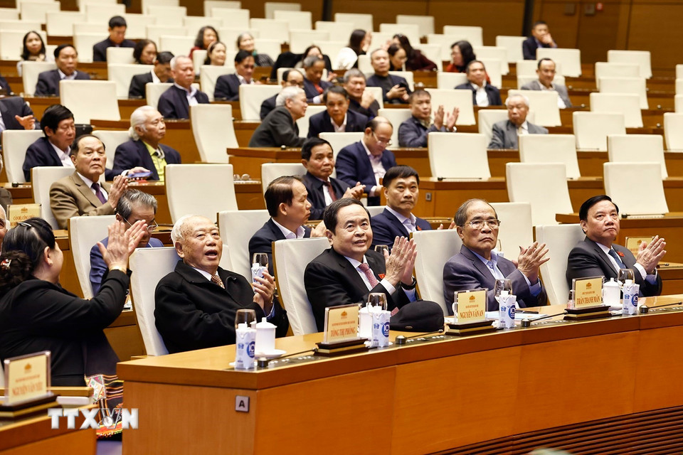 Chủ tịch Quốc hội Trần Thanh Mẫn, các đồng chí nguyên lãnh đạo Quốc hội và đại biểu dự buổi gặp mặt. (Ảnh: Doãn Tấn/TTXVN)