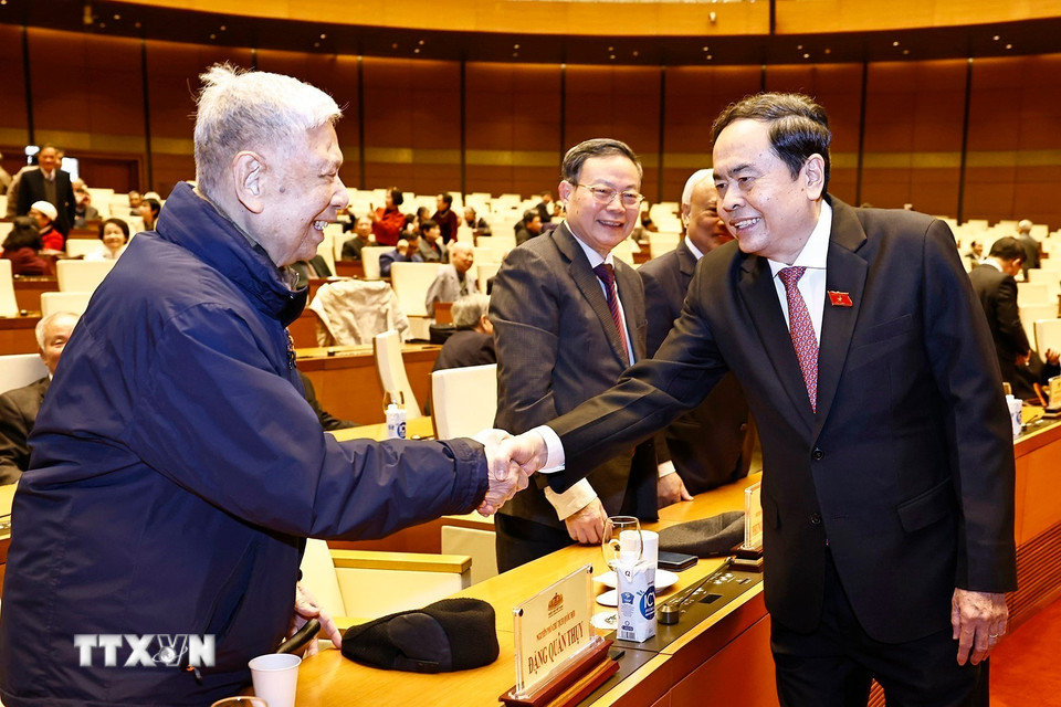 Chủ tịch Quốc hội Trần Thanh Mẫn với đại biểu. (Ảnh: Doãn Tấn/TTXVN)