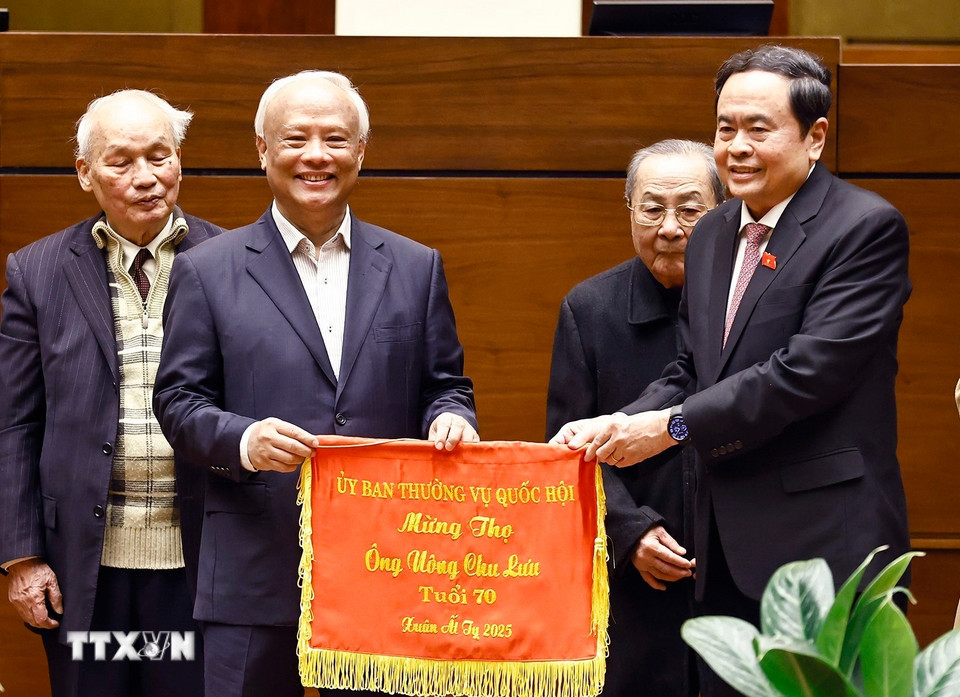 Chủ tịch Quốc hội Trần Thanh Mẫn trao tặng trướng mừng thọ các đồng chí nguyên lãnh đạo Quốc hội. (Ảnh: Doãn Tấn/TTXVN)