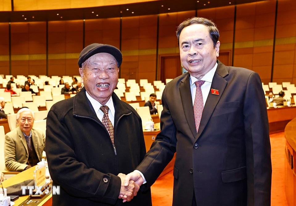 Chủ tịch Quốc hội Trần Thanh Mẫn và nguyên Chủ tịch Quốc hội Nguyễn Văn An. (Ảnh: Doãn Tấn/TTXVN)