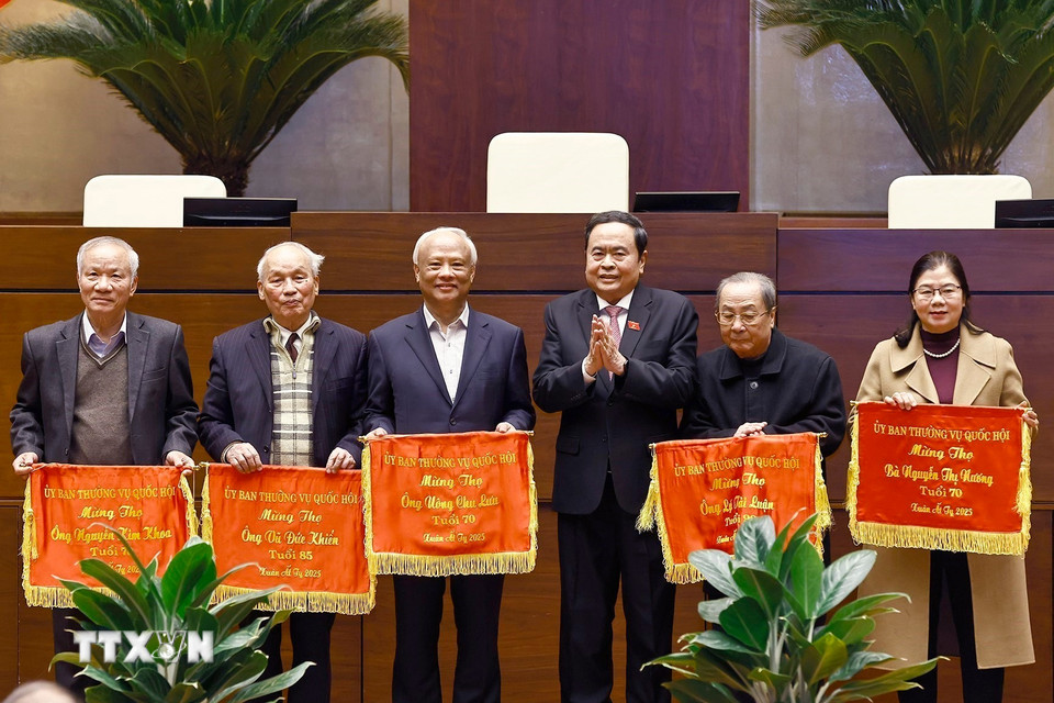 Chủ tịch Quốc hội Trần Thanh Mẫn trao tặng trướng mừng thọ các đồng chí nguyên lãnh đạo Quốc hội. (Ảnh: Doãn Tấn/TTXVN)