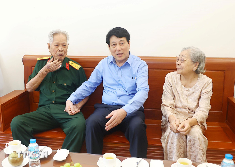 Chủ tịch nước Lương Cường thăm hỏi, chúc Tết gia đình ông Võ Đại Nhân và bà Võ Thị Vân, lão thành cách mạng tiêu biểu trên địa bàn thành phố Long Xuyên. (Ảnh: Lâm Khánh/TTXVN)