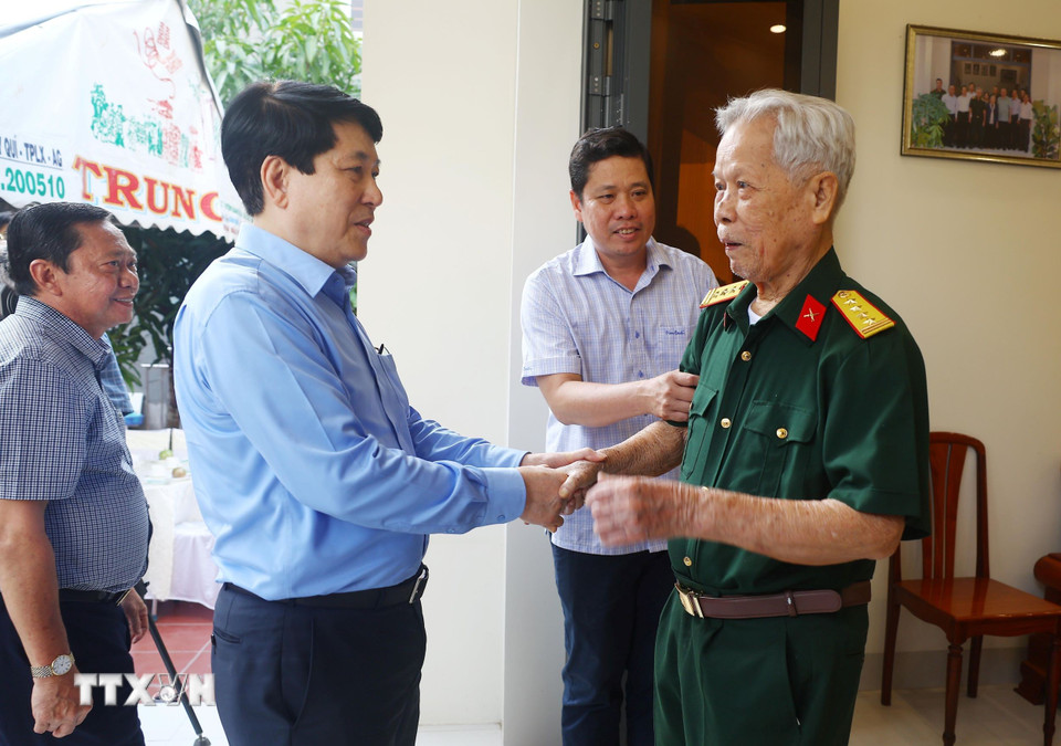 Chủ tịch nước Lương Cường thăm gia đình ông Võ Đại Nhân và bà Võ Thị Vân, lão thành cách mạng tiêu biểu trên địa bàn thành phố Long Xuyên. (Ảnh: Lâm Khánh/TTXVN)