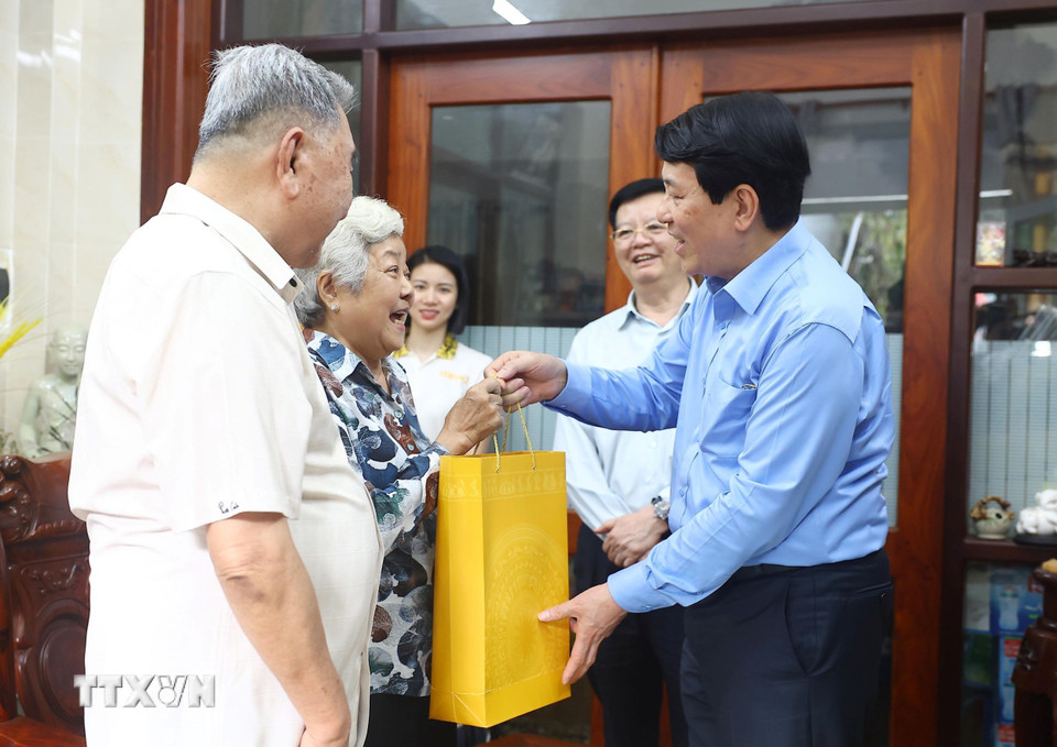 Chủ tịch nước Lương Cường thăm, tặng quà, chúc Tết gia đình đồng chí Bùi Văn Huấn, nguyên Ủy viên Trung ương Đảng, nguyên Phó Chủ nhiệm Tổng cục chính trị Quân đội nhân dân Việt Nam. (Ảnh: Lâm Khánh/TTXVN)