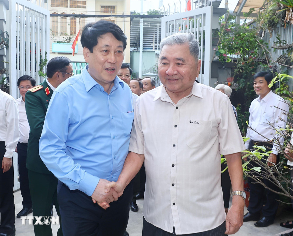 Chủ tịch nước Lương Cường đến thăm, chúc Tết đồng chí Bùi Văn Huấn, nguyên Ủy viên Trung ương Đảng, nguyên Phó Chủ nhiệm Tổng cục chính trị Quân đội nhân dân Việt Nam. (Ảnh: Lâm Khánh/TTXVN)