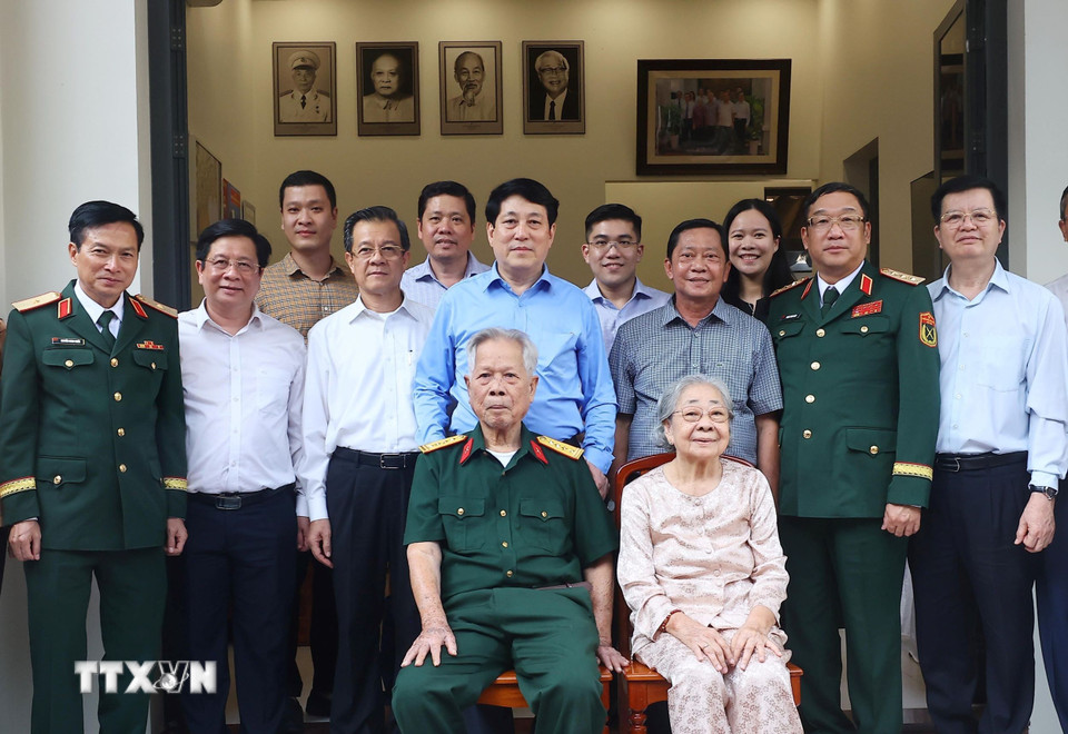 Chủ tịch nước Lương Cường đến thăm, chúc Tết gia đình ông Võ Đại Nhân và bà Võ Thị Vân, lão thành cách mạng tiêu biểu trên địa bàn thành phố Long Xuyên. (Ảnh: Lâm Khánh/TTXVN)