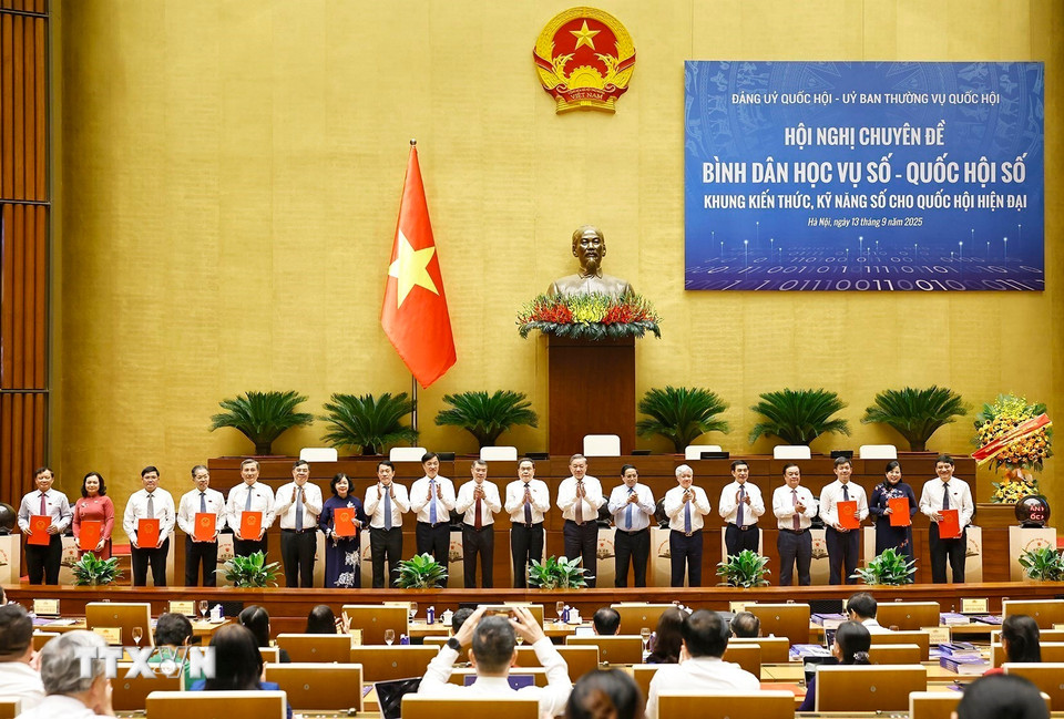 Tổng Bí thư Tô Lâm, Thủ tướng Phạm Minh Chính, Chủ tịch Quốc hội Trần Thanh Mẫn chứng kiến Nghi thức ký cam kết thực hiện Phong trào “Bình dân học vụ số - Quốc hội số.” (Ảnh: Doãn Tấn/TTXVN)