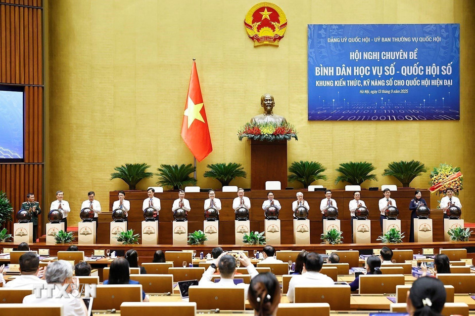 Tổng Bí thư Tô Lâm, Thủ tướng Phạm Minh Chính, Chủ tịch Quốc hội Trần Thanh Mẫn và đại biểu thực hiện nghi thức khai trương ứng dụng “Nền tảng trực tuyến học tập suốt đời của Quốc hội” - Nền tảng “Bình dân học vụ số-Quốc hội số.” (Ảnh: Doãn Tấn/TTXVN)