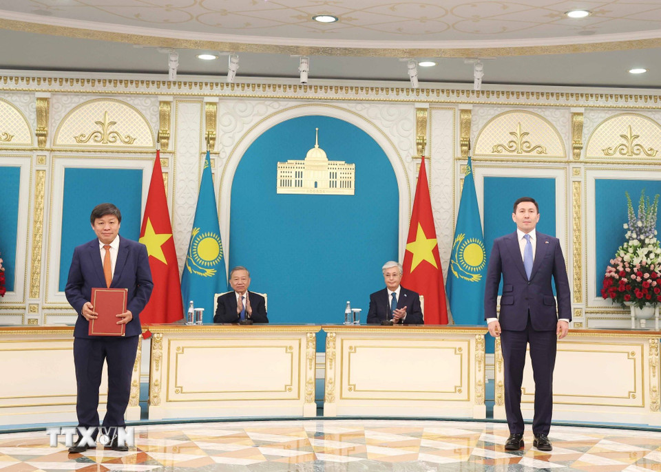 Tổng Bí thư Tô Lâm và Tổng thống Kassym-Jomart Tokayev chứng kiến Lễ trao Biên bản xác nhận việc hoàn tất giao dịch mua bán cổ phần trong Công ty Cổ phần Qazaq Air giữa Tập đoàn Sovico và Quỹ Samruk-Kazyna của Kazakhstan. (Ảnh: Thống Nhất/TTXVN)