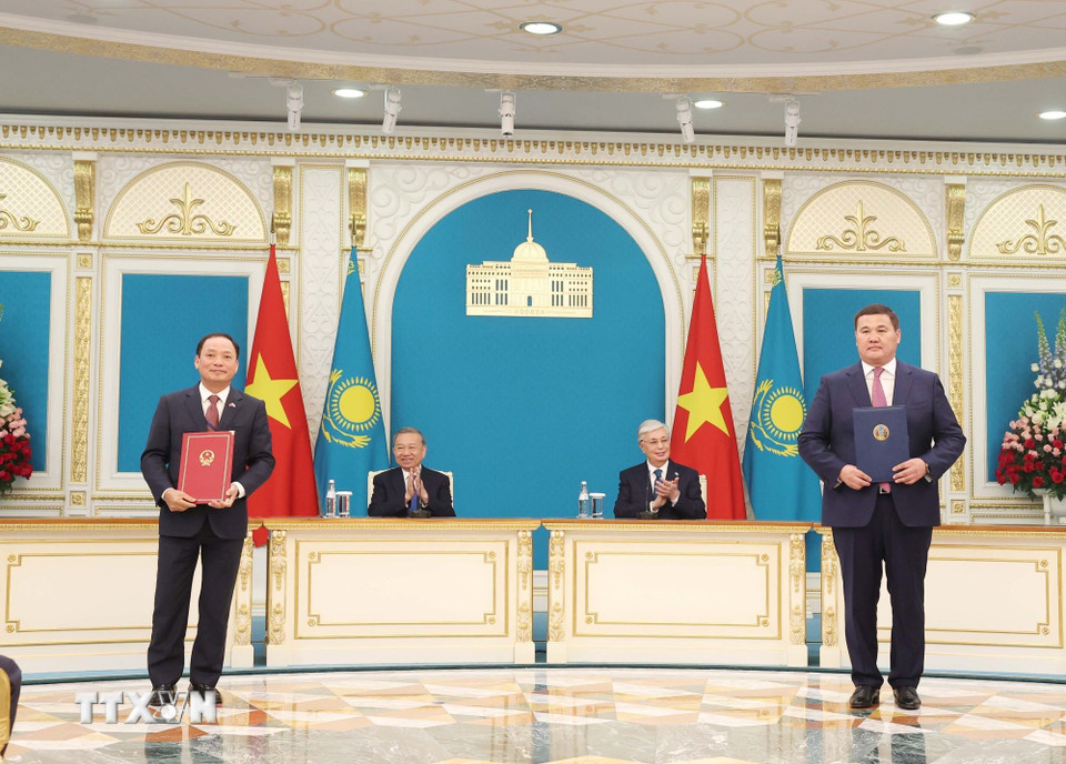 Tổng Bí thư Tô Lâm và Tổng thống Kassym-Jomart Tokayev chứng kiến Lễ trao Bản ghi nhớ hợp tác giữa UBND tỉnh Hưng Yên và Chính quyền tỉnh Kyzylorda. (Ảnh: Thống Nhất/TTXVN)