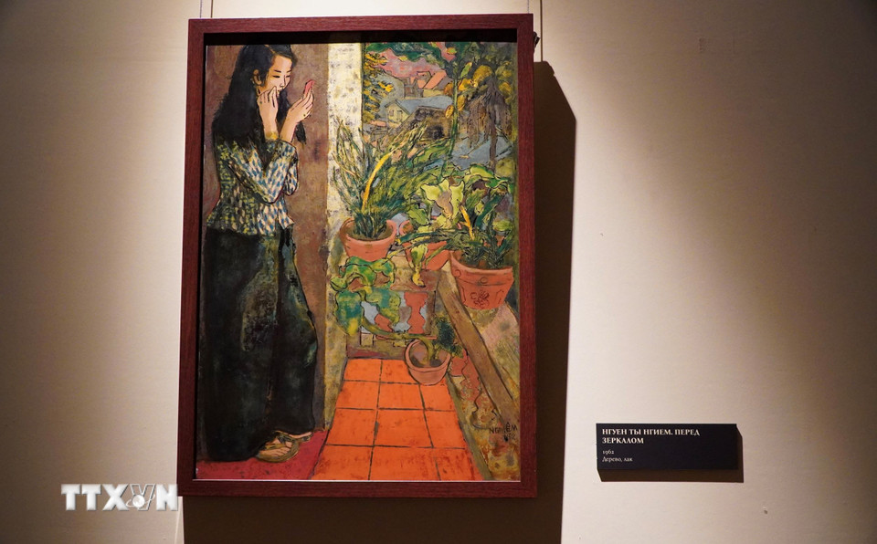 Tác phẩm của cố hoạ sĩ Nguyễn Tư Nghiêm tại Bảo tàng quốc gia Phương Đông. (Ảnh: Tâm Hằng/TTXVN)