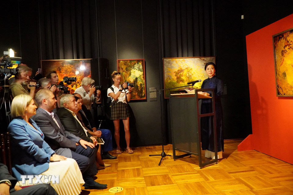 Phu nhân Ngô Phương Ly khai mạc Triển lãm "Vẻ đẹp sau ánh hào quang. Tranh sơn mài Việt Nam.” (Ảnh: Tâm Hằng/TTXVN)