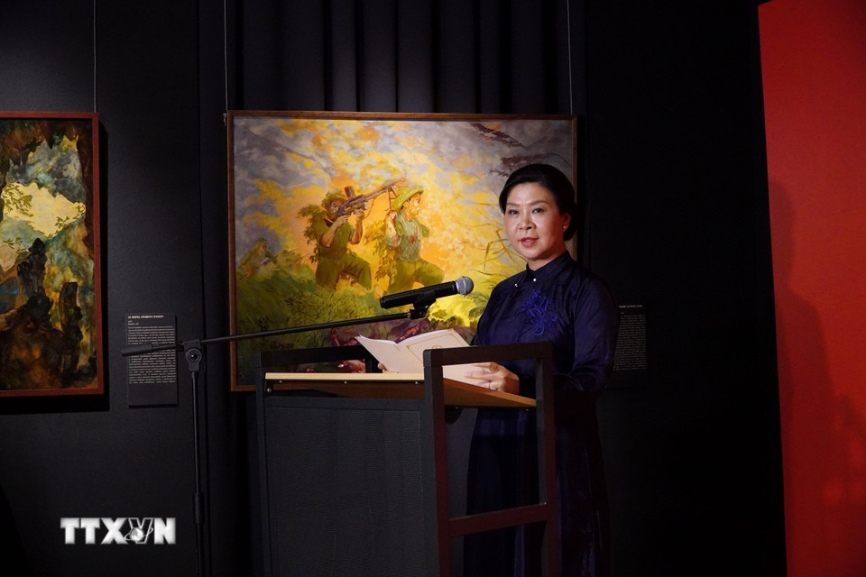 Phu nhân Ngô Phương Ly giới thiệu về nghệ thuật sơn mài cổ với khán giả yêu nghệ thuật Nga. (Ảnh: Tâm Hằng/TTXVN)