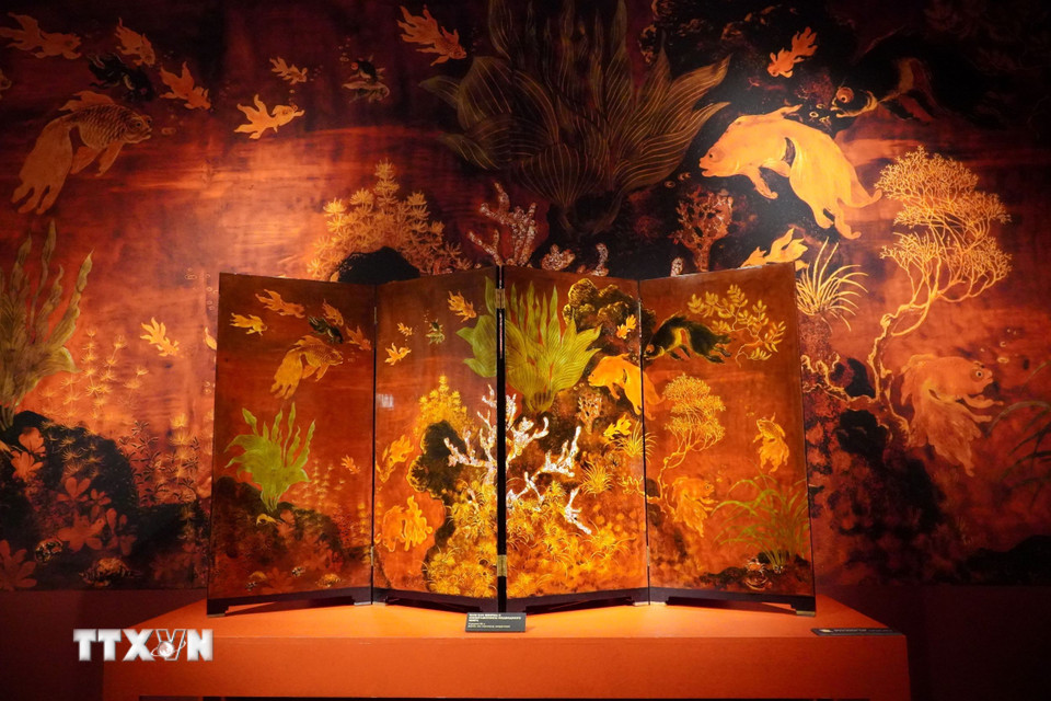 Các tác phẩm sơn mài cổ tại Triển lãm. (Ảnh: Tâm Hằng/TTXVN)