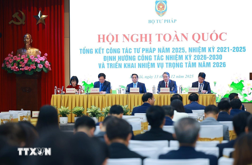 Thủ tướng Phạm Minh Chính và Phó Thủ tướng Hồ Quốc Dũng cùng lãnh đạo Bộ Tư pháp chủ trì Hội nghị toàn quốc tổng kết công tác Tư pháp năm 2025. (Ảnh: Dương Giang/TTXVN)